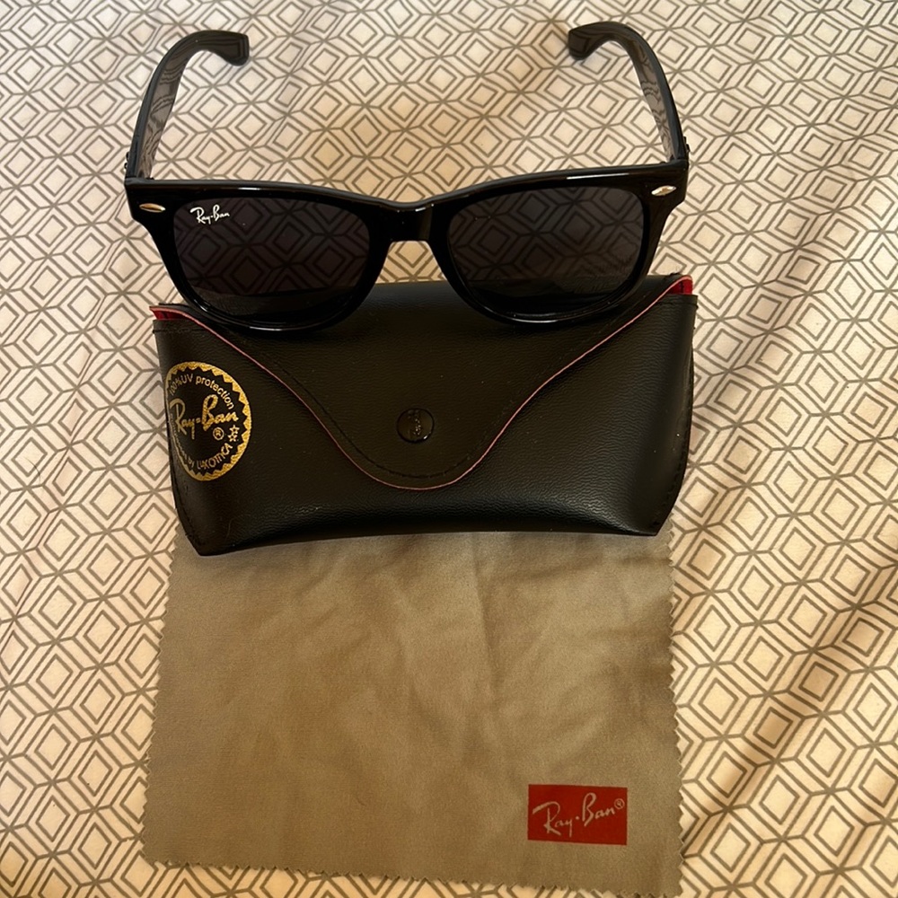 Black Ray-Ban Wayfarer Sunglasses RB 2140